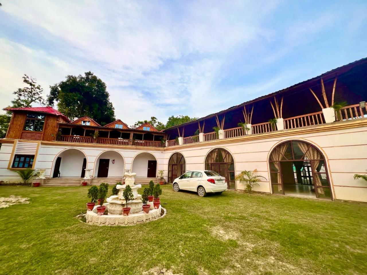 La Pahi Palace- Banquet And Resort Sakri East 외부 사진