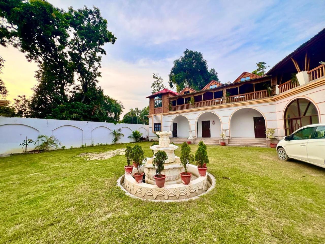 La Pahi Palace- Banquet And Resort Sakri East 외부 사진
