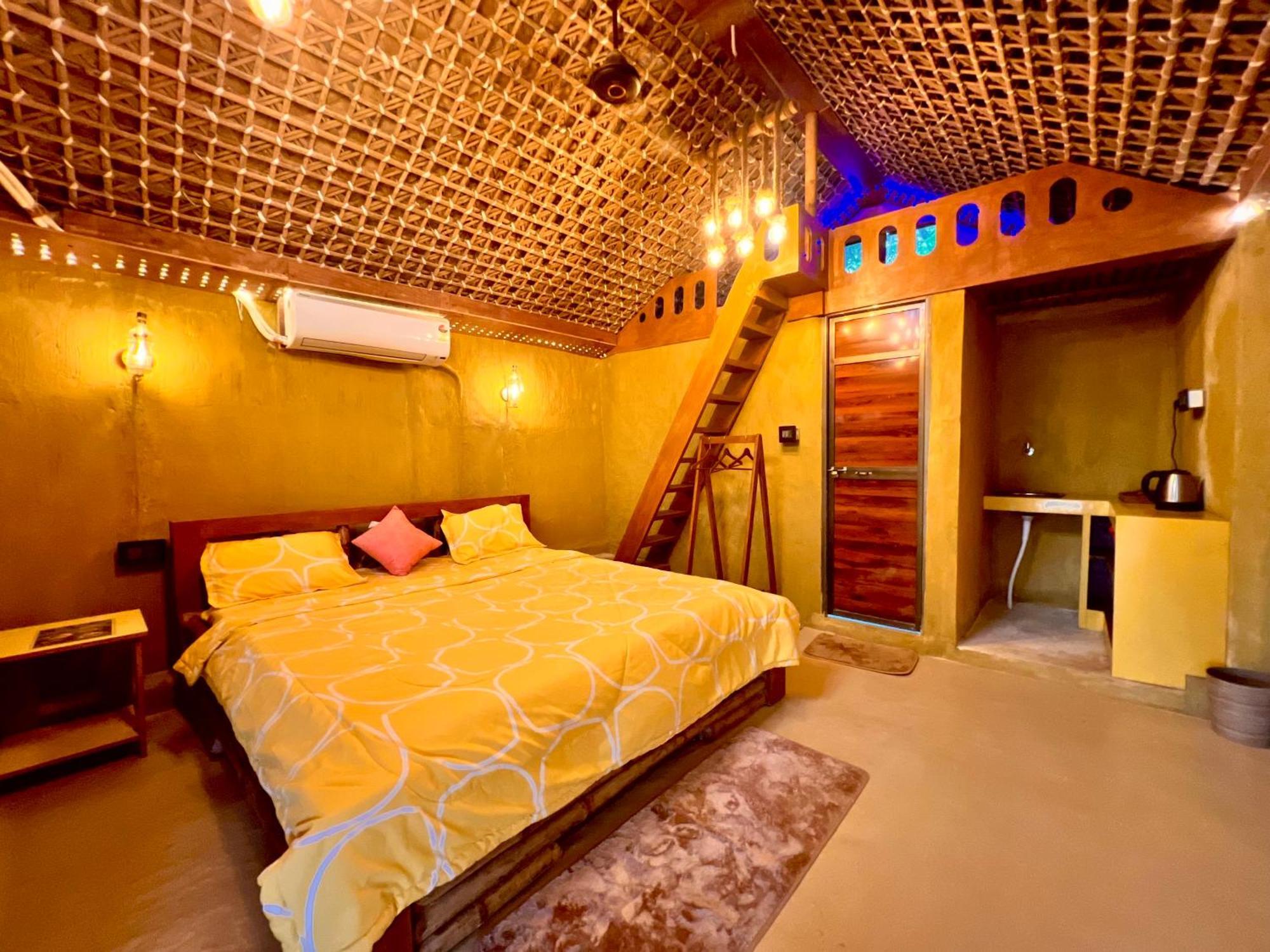 La Pahi Palace- Banquet And Resort Sakri East 외부 사진